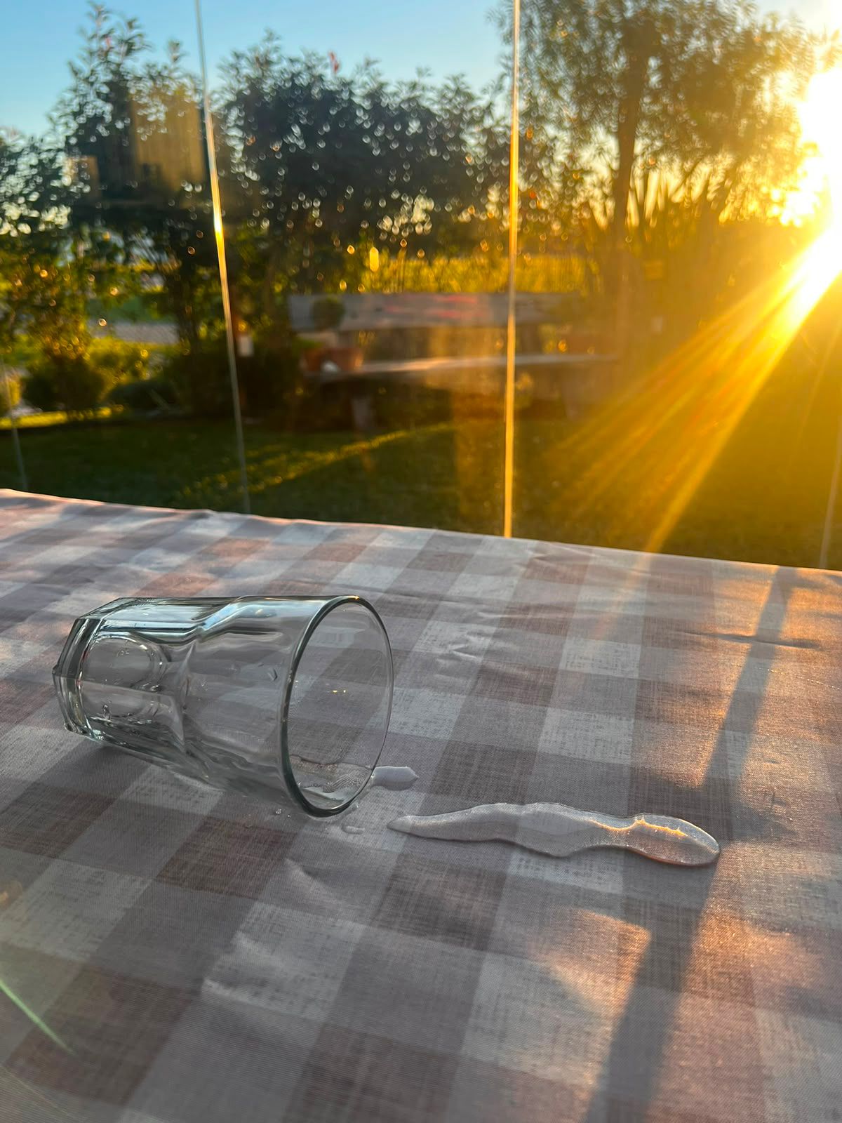 Vaso volcado: el agua resbala sin penetrar el mantel