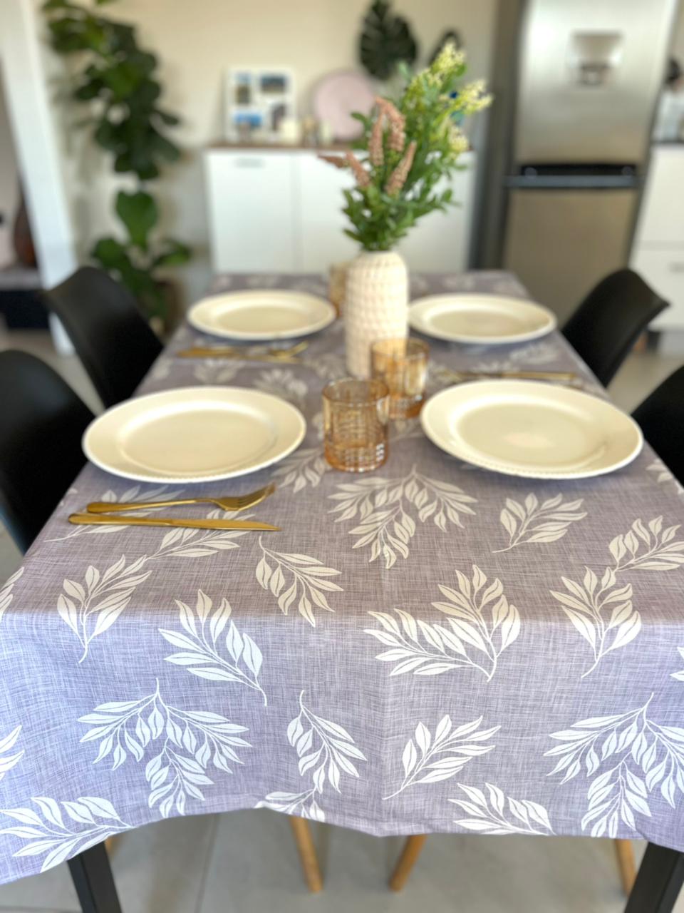 Mantel gris con hojas blancas