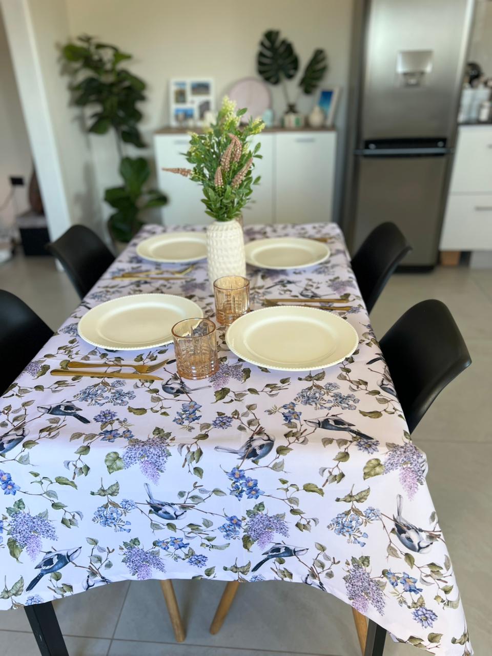Mantel estampado pájaros y flores lilas